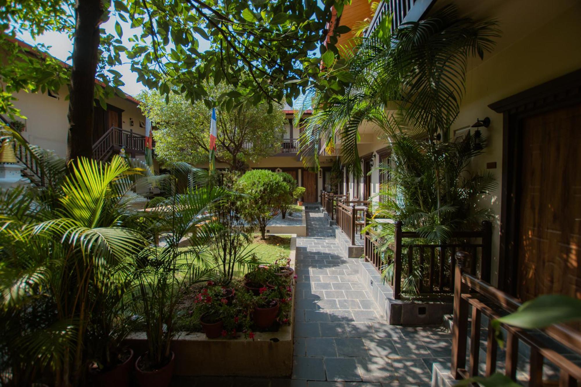 Busy Bee Resort, Pokhara Exterior foto